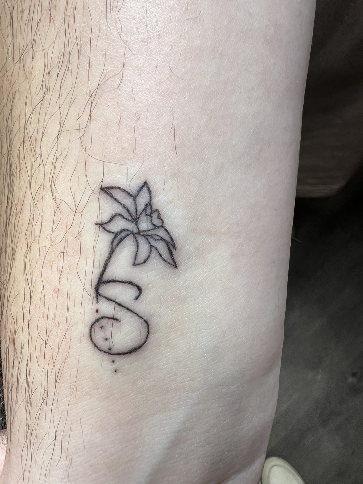 Mini tattoo — fine-line flower design